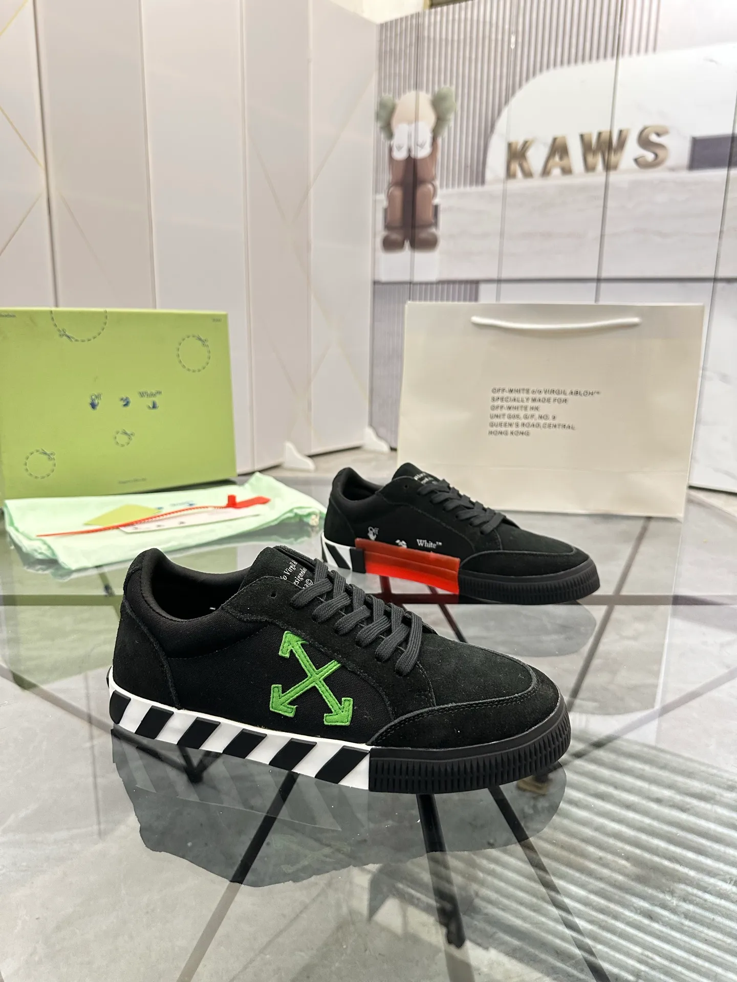 Selling men's shoes 💰: 💰P440¥ Product trademark: OFF WHITE * "OFF WHITE*" low-top casual shoes Regular size: 35-45 (can be customized to 46) Couple style Product materials: imported nubuck leather upper spliced ​​with original fabric, breathable lining, original outsole. No.: H203